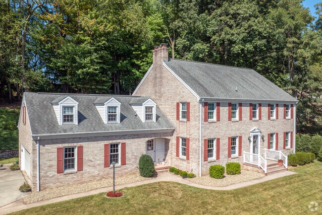 Homes in Highland Park have one- or two-car attached garages and private driveways.