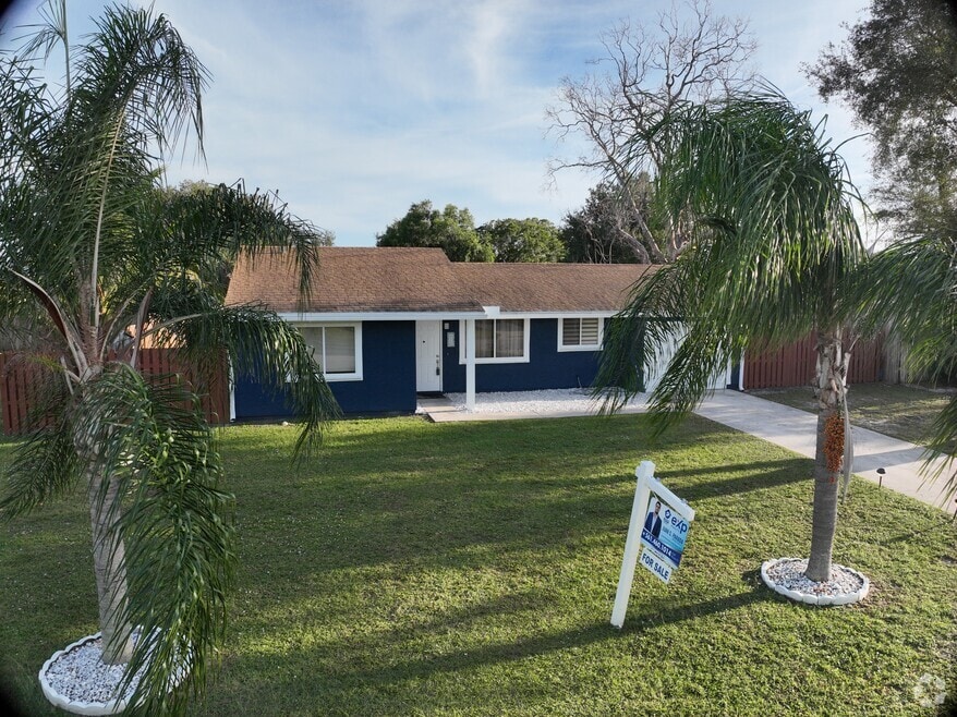 2055 SE West Dunbrooke Cir, Port Saint Lucie, FL 34952 - photo 2