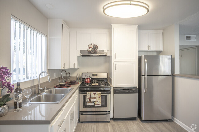 2 BR, 2 BA- 950 SF