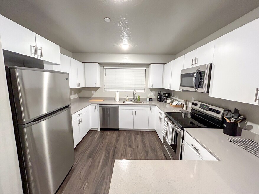 128 N Lone Rock Dr unit A105, Hurricane, UT 84737 - photo 1