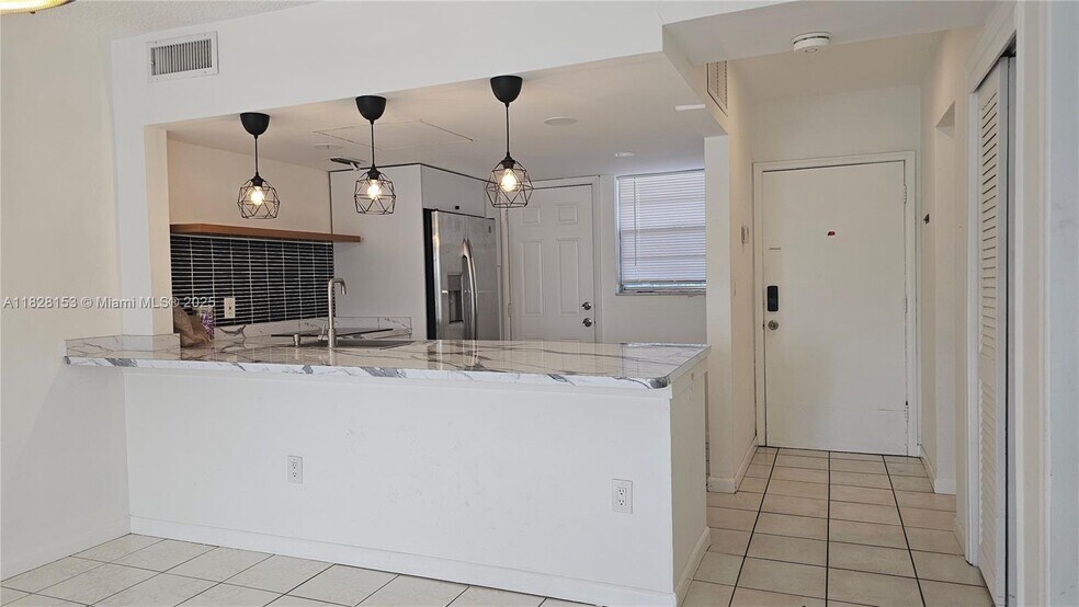 20200 NE 29th Ct unit N2, Miami, FL 33180 - photo 1