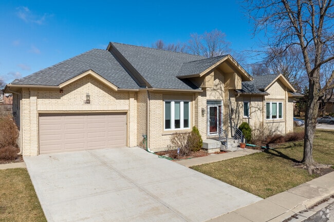 Ranch homes with multicar garages can be found throughout Lincolnwood.