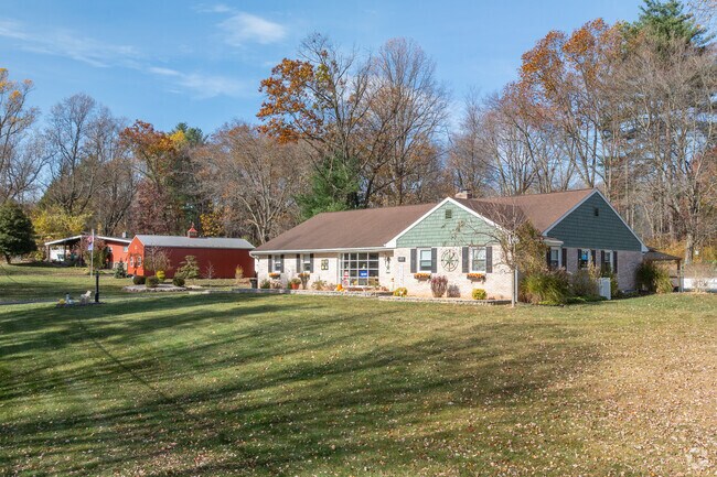 1970s ranch-style homes with large lawns can be found in South Londonderry.