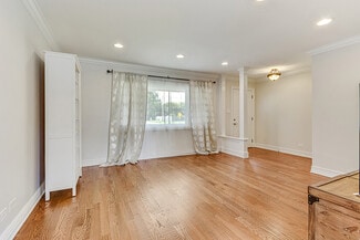 585 Woodlawn St, Hoffman Estates, IL 60169