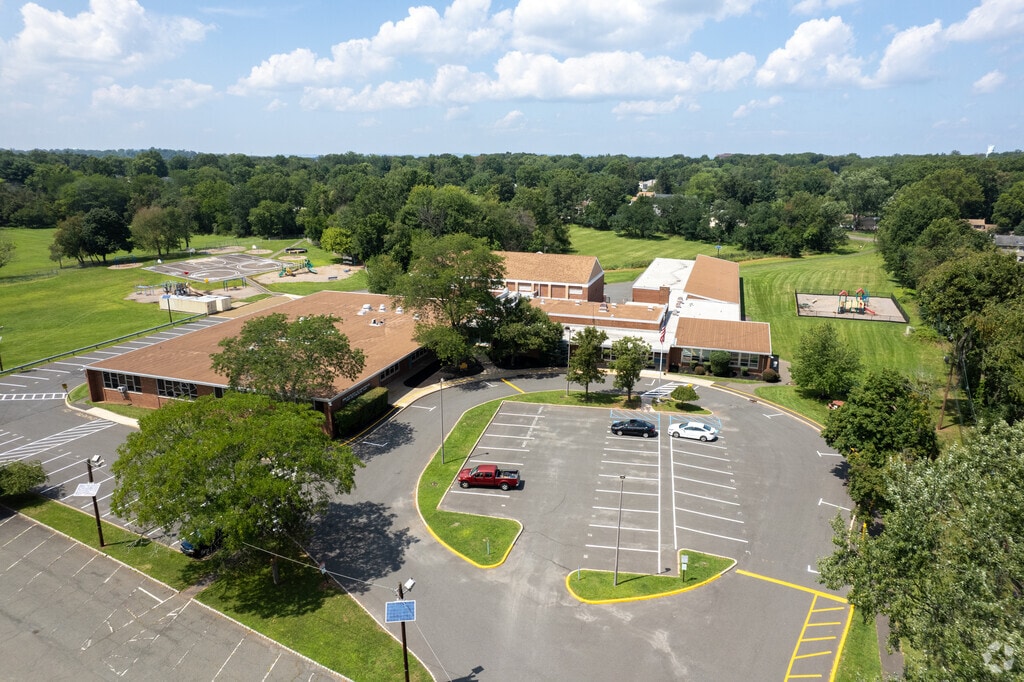 Aerial view of Bradley Gardens Elementary School in Bradley Gardens.
