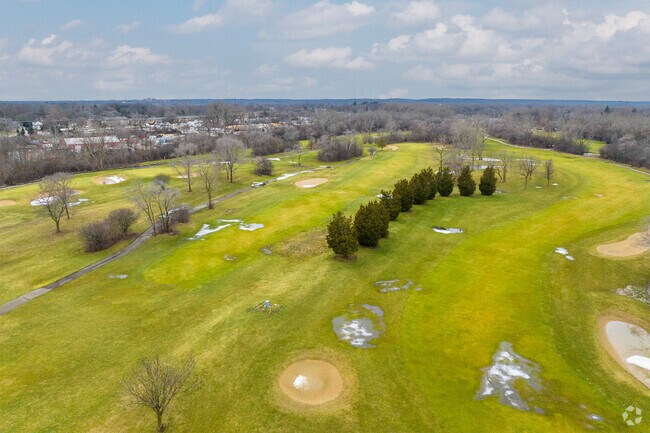 Palos Hills Municipal Golf Course has bent grass fairways and 45 well-placed bunkers.