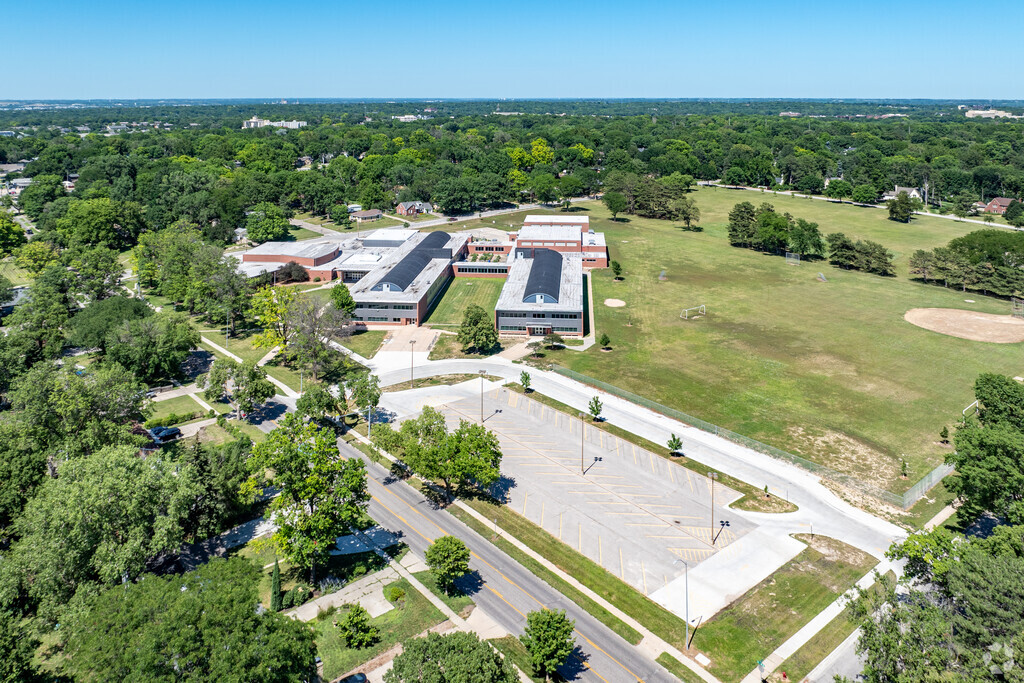 Lefler Middle School is conveniently located amongst central Lincoln neighborhoods.