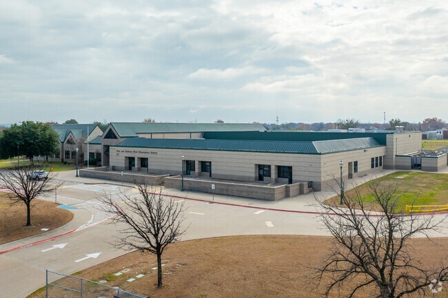 West Elementary is a public school located in Grand Prairie, TX.