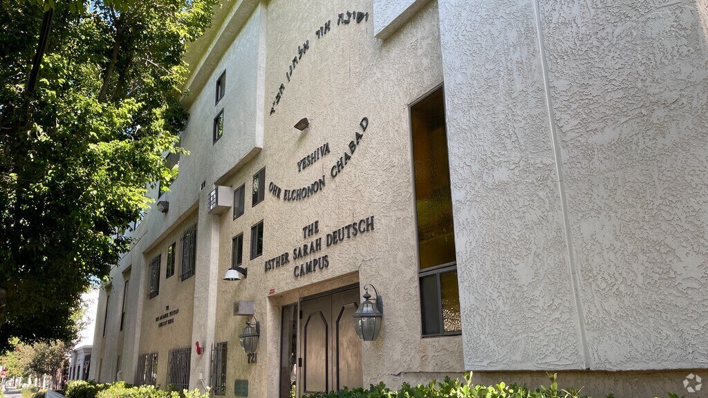 Yeshiva Ohr Elchonon Chabad was established 1977 in Melrose.