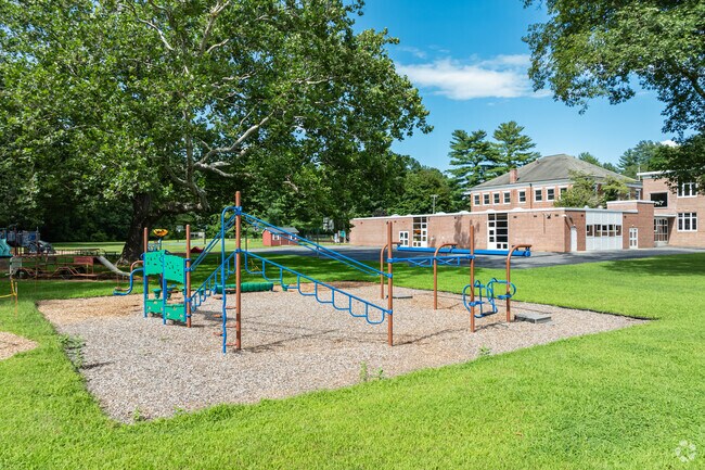 Washington Primary School has a student to teacher ratio of 11 to 1.