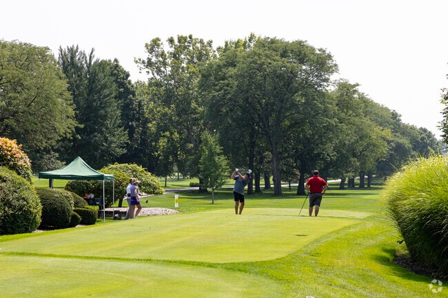 University Neighbors keeps a relaxed lifestyle with golfers at the Aurora Country Club.