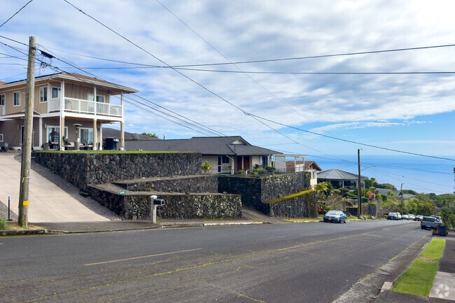 Kealakekua is located on the west coast of the Big Island, making it an ideal spot for sunsets.