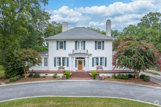 Traditional southern homes that are larger in size line the streets of Belton.