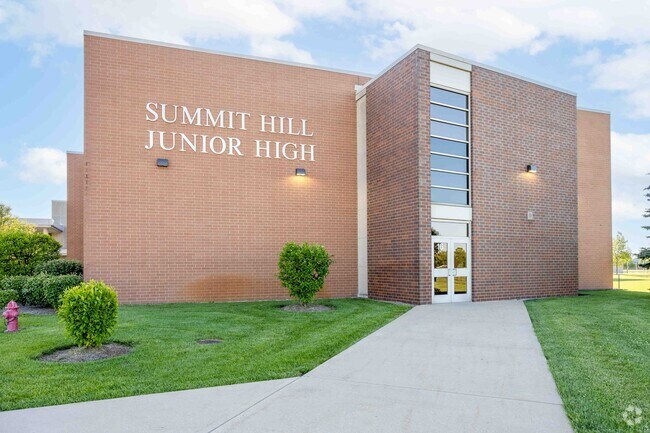 Summit Hill Junior High School is a public school in Frankfort, IL.