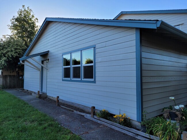 apt a entrance around back of 4 plex with private yard