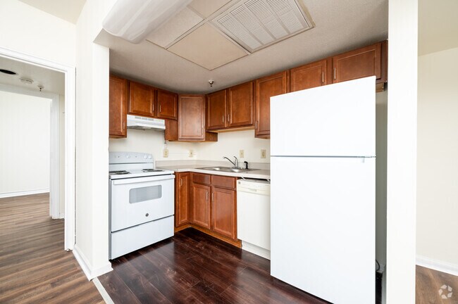 2BR, 1BA - 816SF - Kitchen