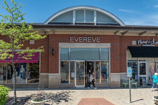 Orland Park Crossing offers shopping from retailers such as Evereve.