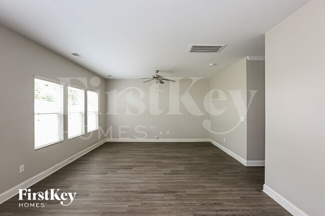 9232 Evans Creek Ct, Charlotte, NC 28215 - photo 4