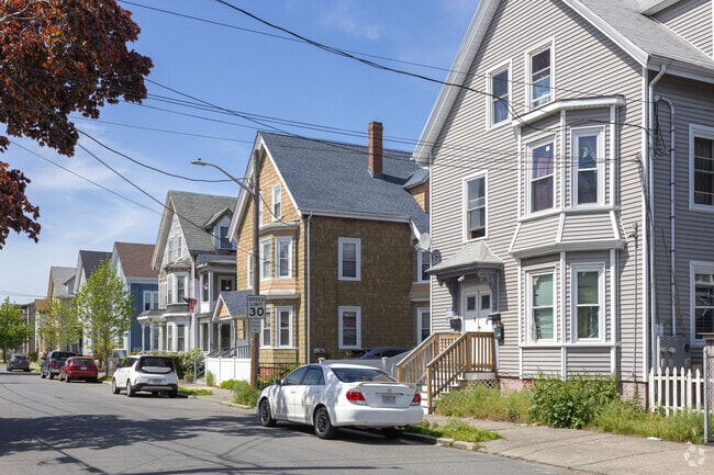 The spacious side streets of Central Lynn make this neighborhood very walkable.