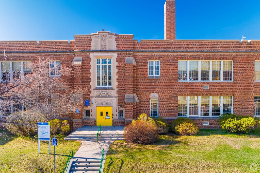 Asbury Elementary School is in the University neighborhood of the Denver.