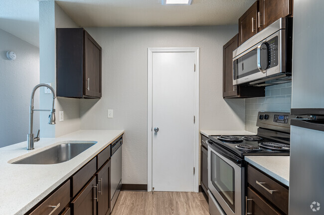 2BR, 2BA - 871SF
