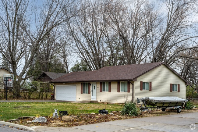 Some ranch homes in Beaver Lake have an attached garage.
