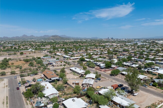 Run mostly in a grid system, Pueblo Gardens is easy to get around for cars, bikes and walkers.