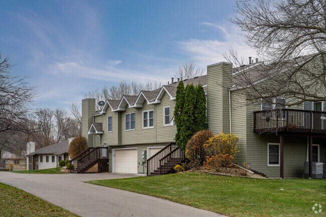There are many townhomes in Beaver Lake near Geranium Park.