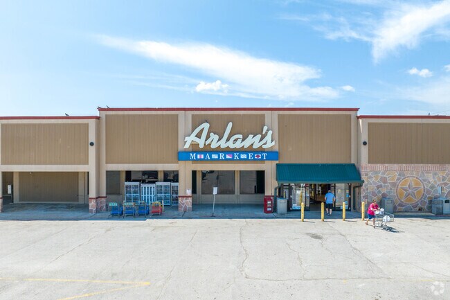 Arlans Market offers groceries and fresh produce to customers in the Freeport area.