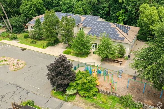 Lander Grinspoon's minority student enrollment is 5.3% and the student-teacher ratio is 5:1