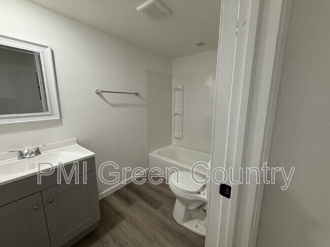 2432 E Pine St unit B, Tulsa, OK 74110 - photo 5