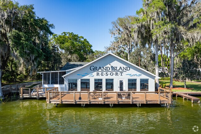 Waterfront clubhouse in Grand Island Resort a retirement manufactured home resort.