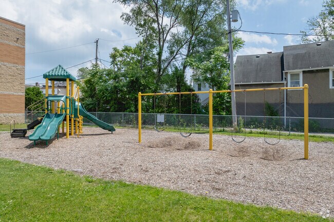 Escuela SMART Academy encourages kids to play outdoors.