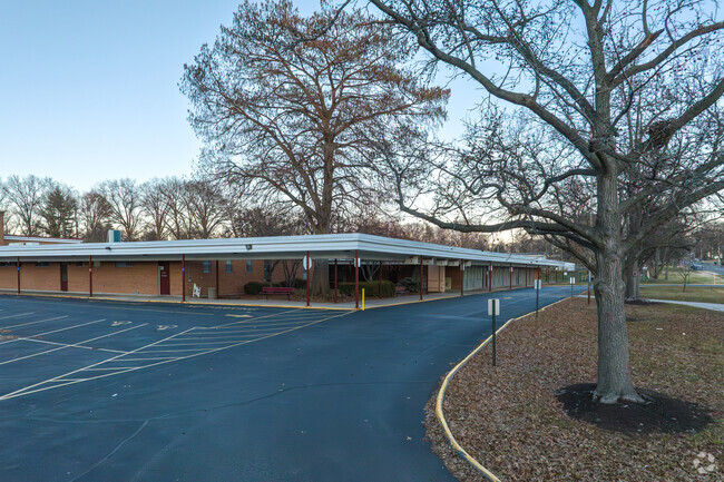 Robinwood Elementary School has a teacher to student ratio of 14 to 1.
