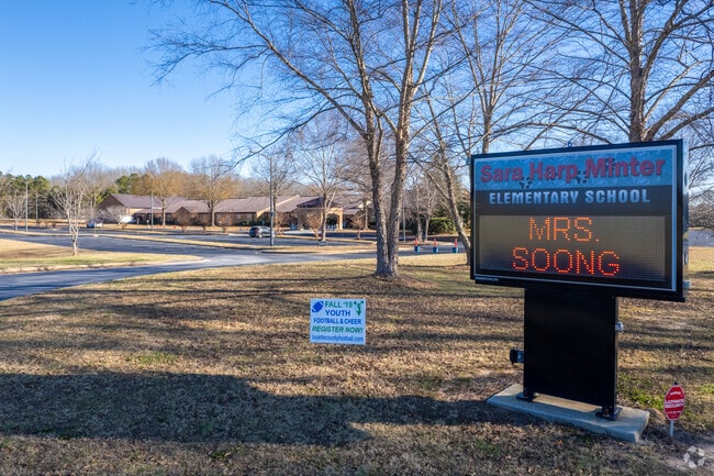 Sara Harp Minter Elementary School has a student-teacher ratio of 15 to 1.