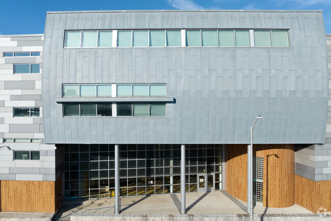 Metropolitan Business High School's facade.