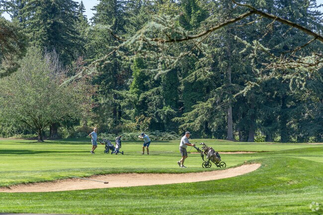 Bellingham Golf & Country Club in Birchwood offers 18 beautiful holes surrounded by nature.