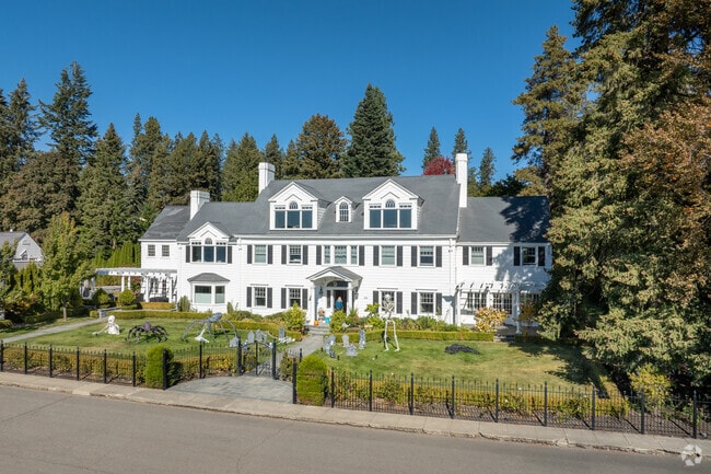 Properties directly on the lake tend to be larger and more luxurious, with private beaches.