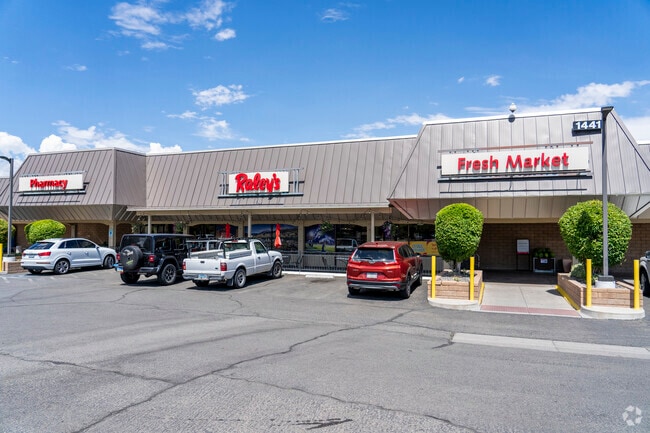 This Raley's is one of two grocery stores closest to West Plumb-Cashill Boulevard.