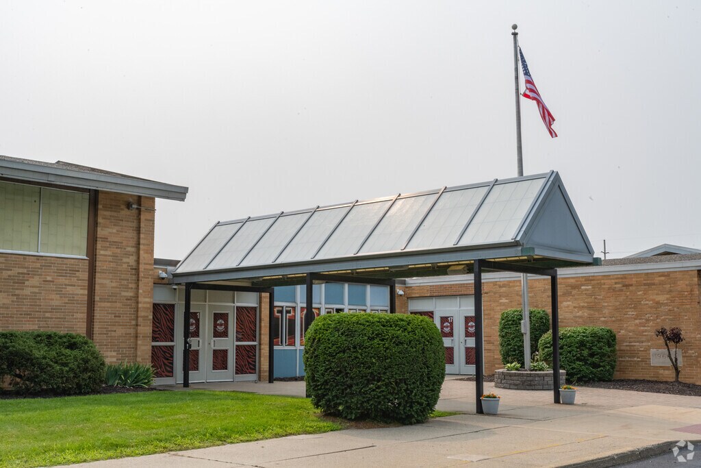 Tomek-Eastern Elementary School building in Fenton.