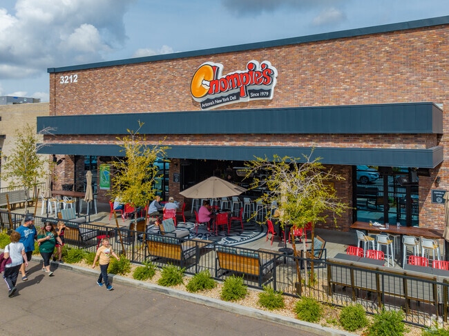 Enjoy a quick bite on Chompie's New York Deli patio in Paradise Valley.