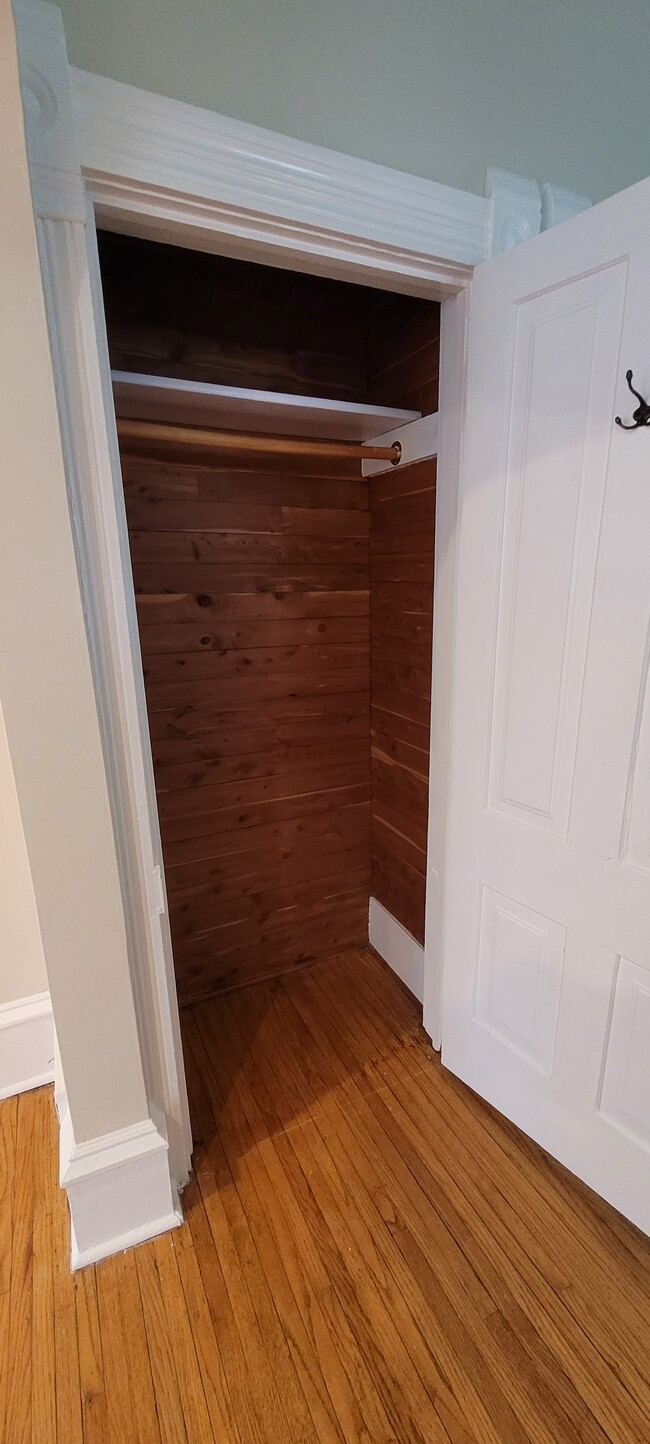 Entry/Coat Closet