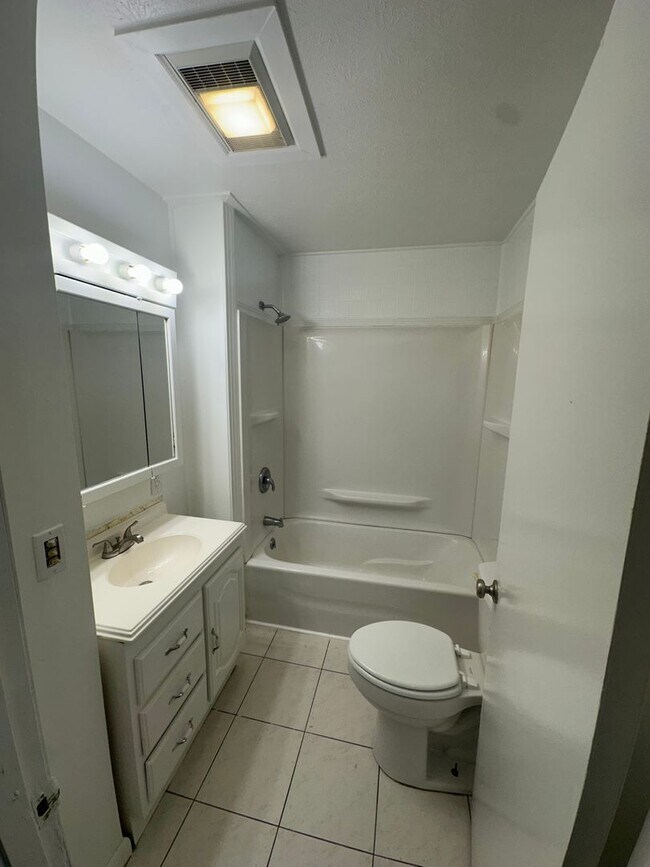 2201 Belmont Rd unit . B, Parkersburg, WV 26101 - photo 3