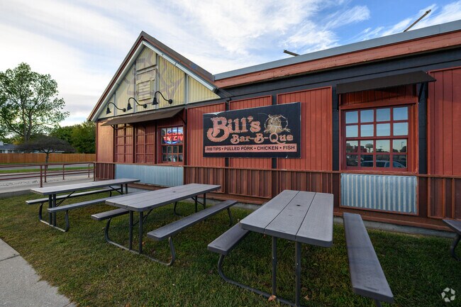 For delicious smoked brisket and sides, Southdale residents come to Bill's Bar-B-Que.