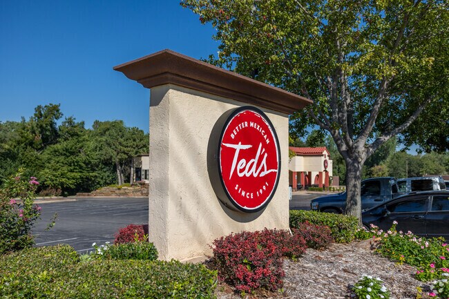 Ted's Café near Navina serves classic Mexican dishes.