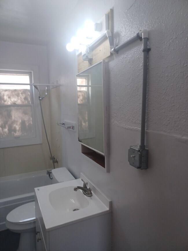 4305 Sheridan Rd unit CLOSE TO LAKE PARKS, Kenosha, WI 53140 - photo 4