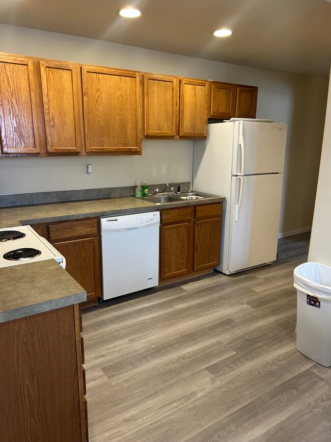 1109 Alder St unit A, Rawlins, WY 82301 - photo 4