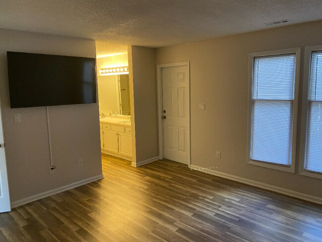 9215 Ravenwing Dr, Charlotte, NC 28262 - photo 6