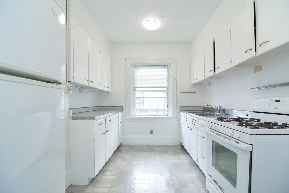 923 Beacon St unit 3, Boston, MA 02215 - photo 1