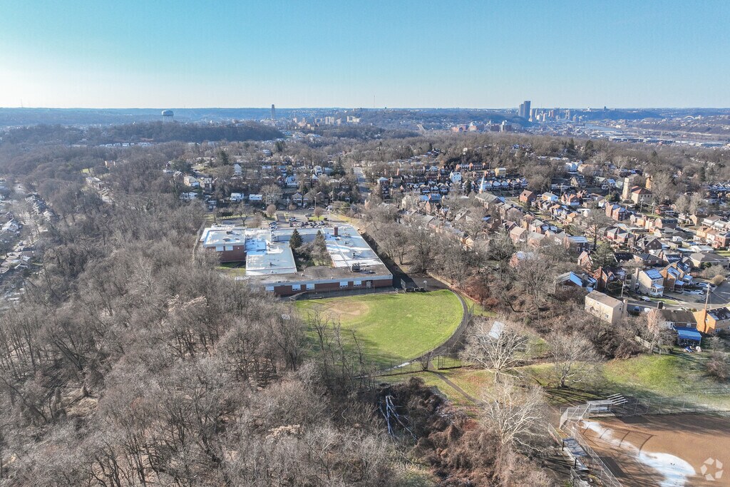 Pittsburgh Sunnyside K-8 has a student-teacher ratio of 9 to 1.